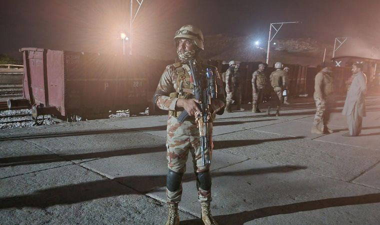 Pakistan'da tren saldırısı: 30 saldırgan öldürüldü