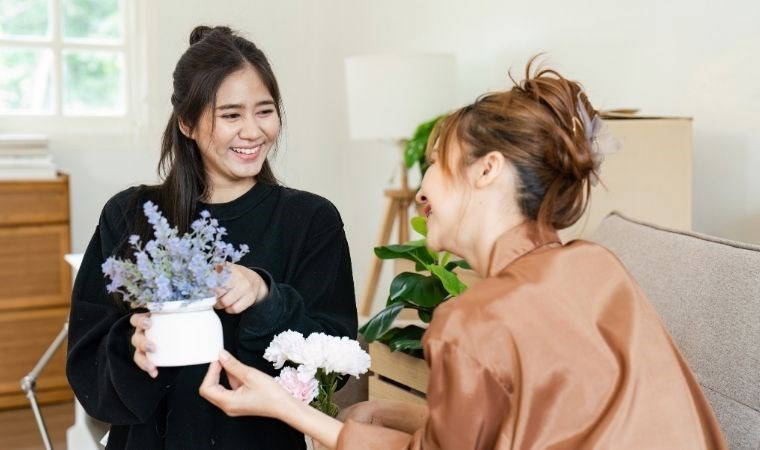 Tek damlasıyla solmuş çiçeklerinizi canlandırın: Bitkilere çiçek açtıran 5 doğal kür