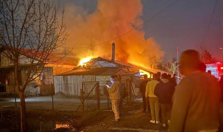 Komşularını öldürmüşlerdi... Baba ile oğlun evinde yangın çıktı!