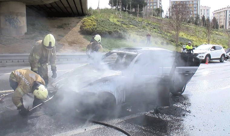 Üsküdar'da otomobil alev alev yandı: Yol trafiğe kapatıldı!