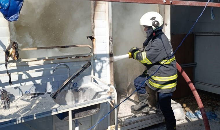 Alevlere teslim oldu: Depremzede ailenin yaşadığı konteynerde korkutan yangın!
