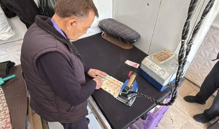 Tokat'ta 47 yıllık terzi, aldığı ve verdiği tüm paraları ütülüyor