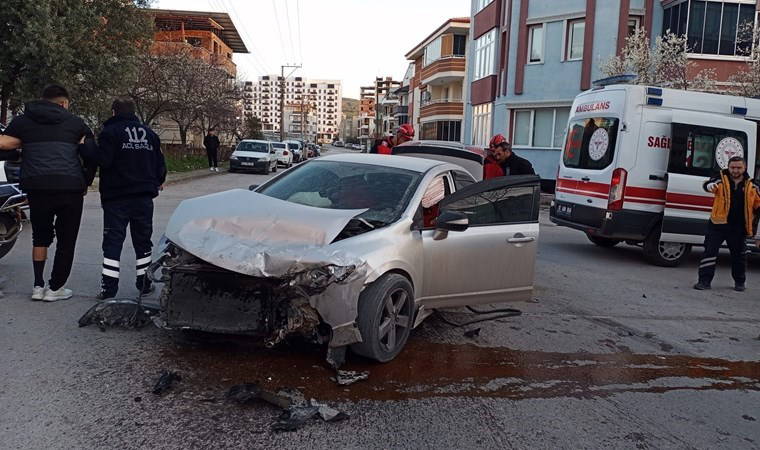 Feci kaza... İşçi servisi ile otomobil çarpıştı: Yaralılar var!