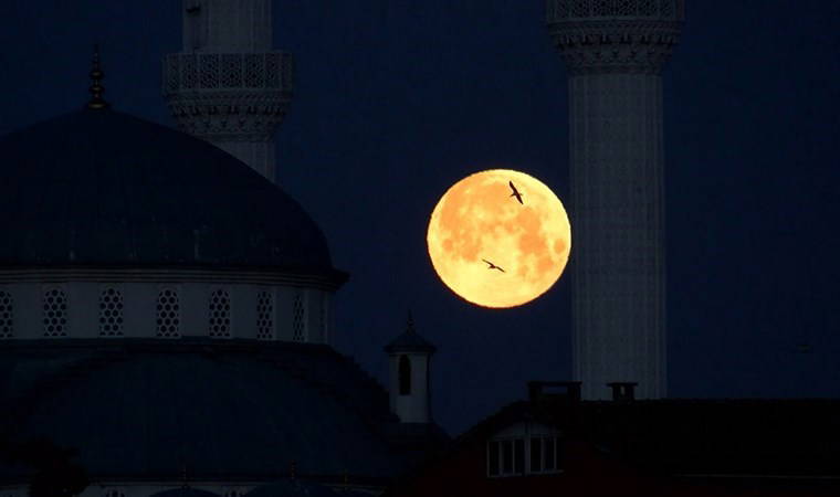 Dünyanın gözü gökyüzünde: 'Kanlı Ay Tutulması' İstanbul'da görüntülendi