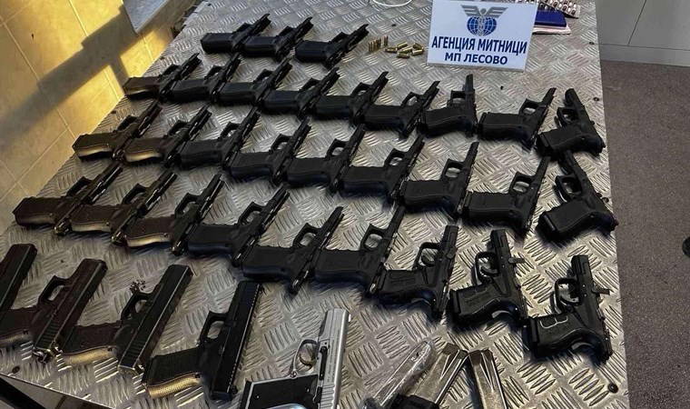 Hollanda'ya giden otomobilde 35 tabanca ele geçirildi