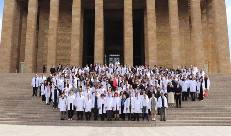 Hekimler beyaz önlükleriyle Ata’sının huzurunda