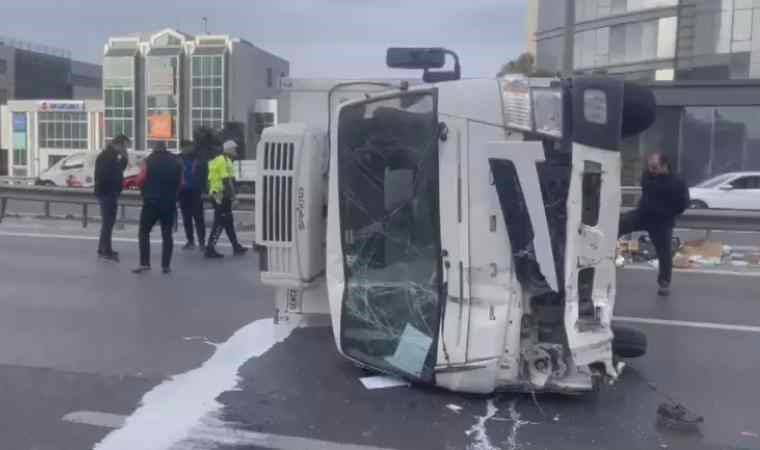 TEM Otoyolu'nda kamyonet devrildi: Yol trafiğe kapandı!