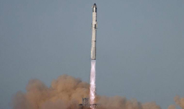 Musk, Mars'a insansı robot taşıyan ilk roketi 2026'da gönderecek