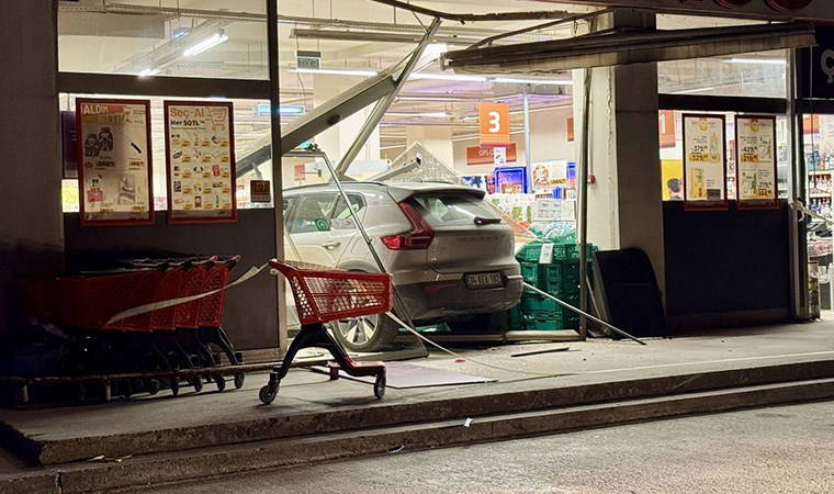 Kocaeli'de panik anları: Cip markete girdi! Yaralılar var…