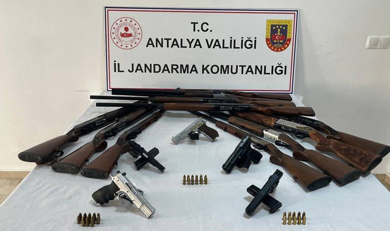 Jandarmadan 8 ayrı adrese baskın: Ruhsatsız silahlara el konuldu