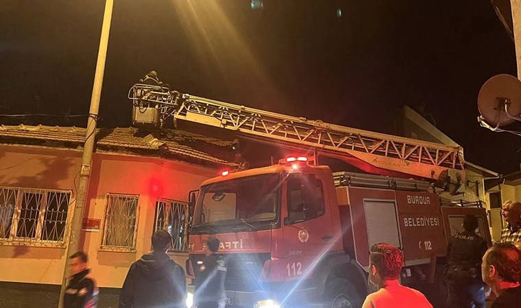 Yükselen duman panik yarattı... Burdur'da müstakil evde korkutan yangın!