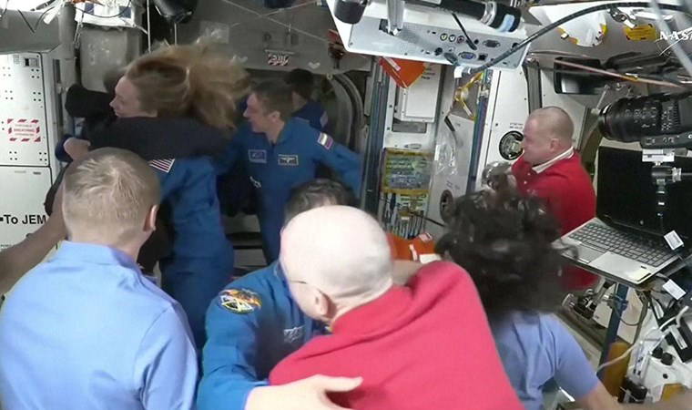 Uzayda mahsur kalan astronotları Dünya'ya getirecek SpaceX kapsülü başarıyla fırlatıldı