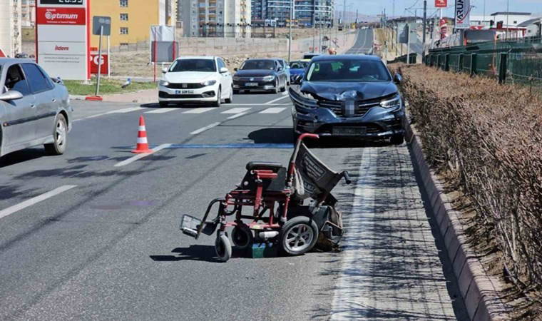 Kayseri'de otomobil ile çarpışan akülü araçtaki engelli kişi hayatını kaybetti