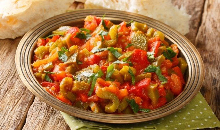 Fas mutfağından her yemeğin yanına çok yakışan enfes tarif: Taktouka salatası tarifi