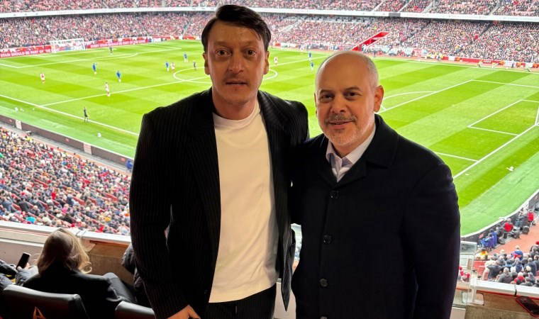 AKP'li Mesut Özil ile Akif Çağatay Kılıç elele: Londra'da tribünlerde!
