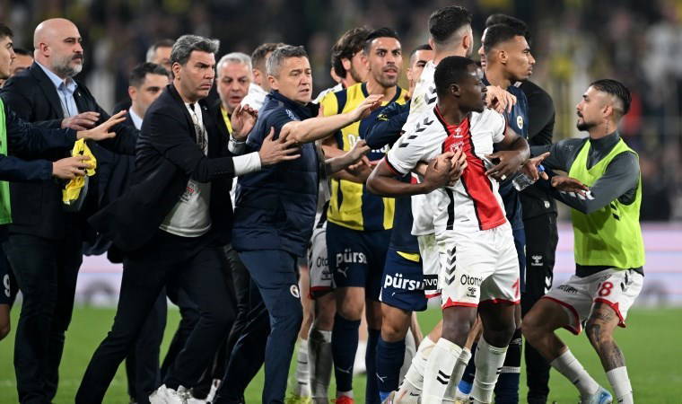 Kadıköy'de maç sonu saha karıştı: Futbolcular birbirine girdi!