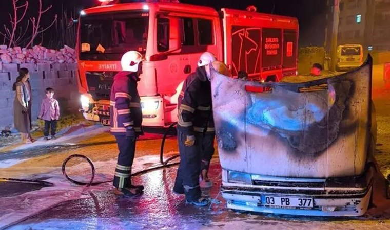 Şanlıurfa'da panik anları: Park halindeki otomobil alev alev yandı!