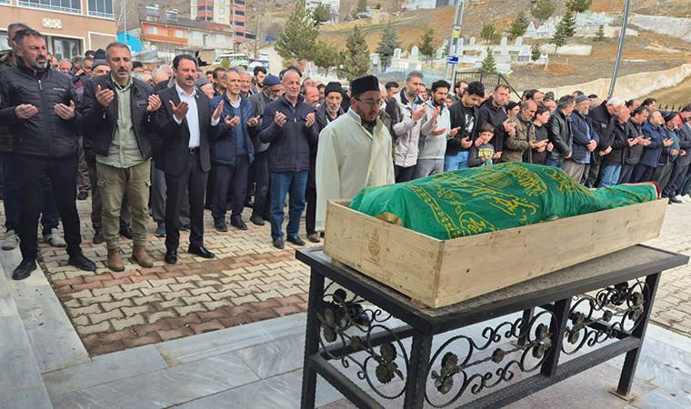 Gümüşhane'de acı olay: Annesinin tabutunun başında kalp krizi geçirdi