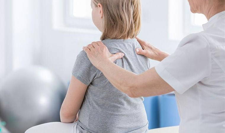 Skolyoz taraması: Çocuklarda ne zaman yapılmalı?