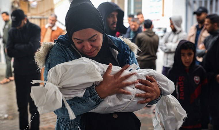 Gazze'de sivilleri hedef alan İsrail'den 