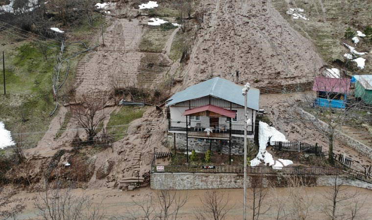 Artvin'de panik anları: Bir ev heyelanda takla atarak devrildi!