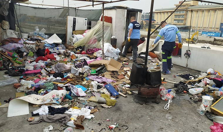 Bir 'çöp ev' vakası daha! Mersin'de 2 katlı evden tam '5 kamyon çöp' çıkarıldı