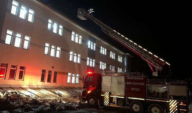 Kars'ta yatılı pansiyonda korkutan yangın: 200 öğrenci tahliye edildi!