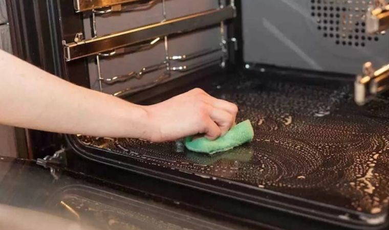 Fırınınızı zahmetsizce temizlemenin püf noktası: Yanmış yağlara veda edin