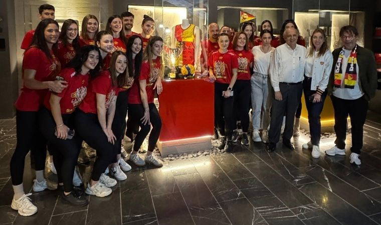 Göztepe’nin Sultanları şampiyonluk kupasını müzeye koydu