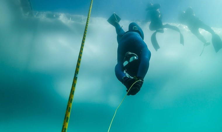 Şahika Ercümen 'iklim krizi' için Baykal Gölü'ne buz altı dalış yaptı