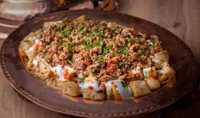 İftara 30 dakikada hazırlayabileceğiniz yöresel lezzet: Kıymalı tirit tarifi