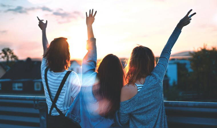 Yalnız kalmaya tahammül edemeyen 5 burç: Bu burçlar hayatın her anında sosyalleşmeyi tercih ediyor...