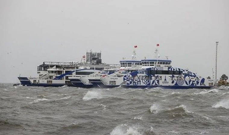 İzmir'de şiddetli rüzgar nedeniyle feribot seferleri iptal edildi