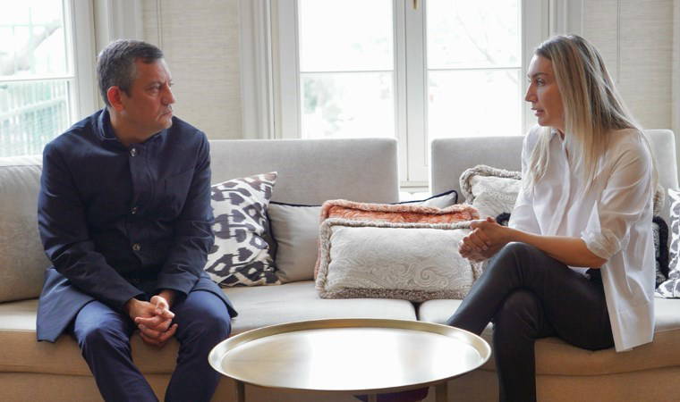 Özgür Özel'den, İmamoğlu ailesine ziyaret: 'Geleceğin cumhurbaşkanına darbe yapıyorlar!'