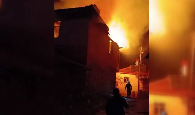 Kızılcahamam'da 2 katlı ahşap evde yangın paniği! Ekipler müdahale etti...