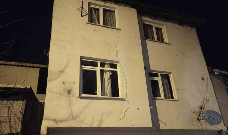 Ataşehir'de korkutan anlar! 2 katlı bina kurşunlandı, kadın isyan etti: 'Benim veya çocuklarımın ölmesi mi lazım?'