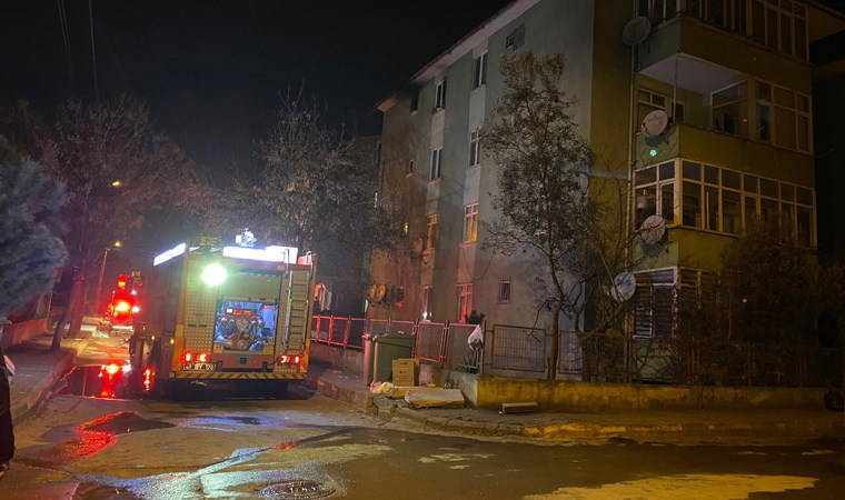 Sahura kalkan aile herkesin hayatını kurtardı! Kocaeli'de 5 katlı binada korkutan yangın: Uyarıyla dışarı çıktılar!
