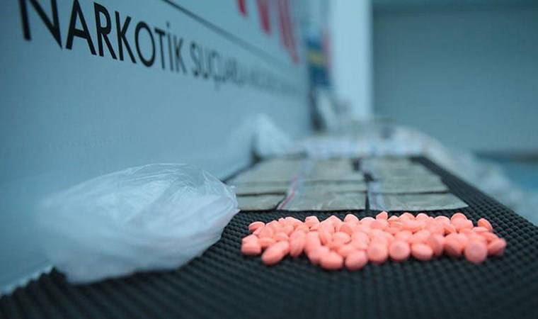 İzmir'de uyuşturucu baskını! 2 bin 464 sentetik ecza ele geçirildi: 1 tutuklama