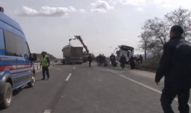 Eskişehir’de TIR ile otobüs çarpıştı: Yaralılar var
