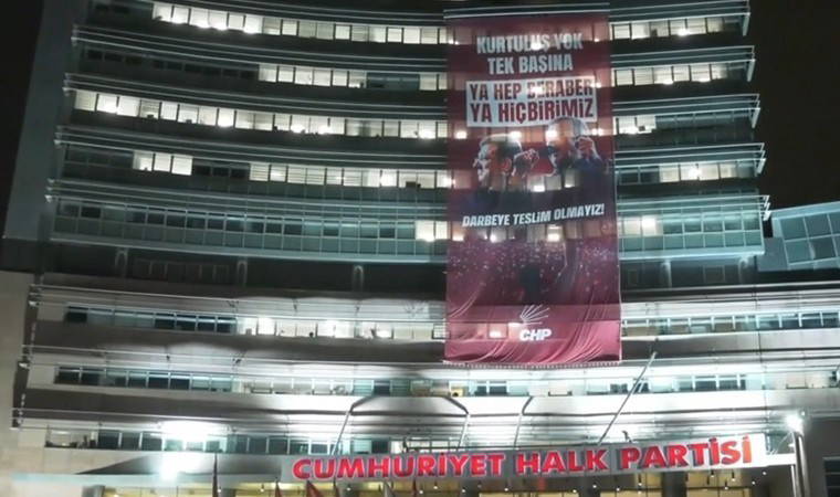 CHP Genel Merkezi'ne 'darbeye teslim olmayız' pankartı asıldı