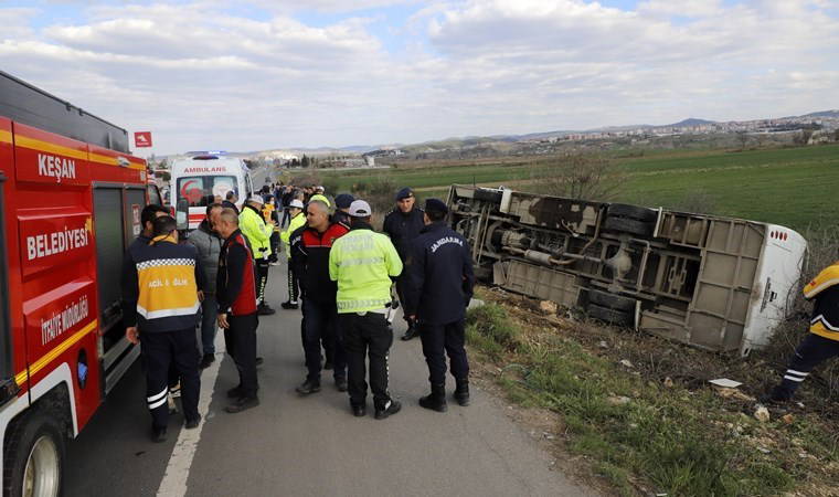 Edirne'de öğrenci servis midibüsü devrildi: 27 yaralı