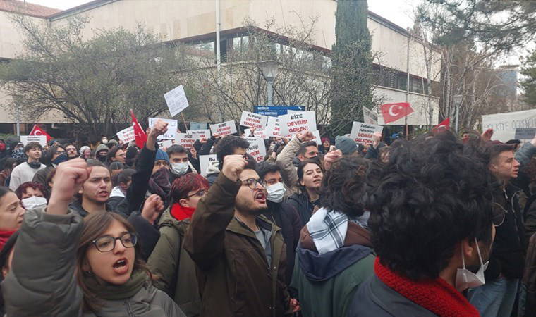 İmamoğlu'na destek büyüyor: Öğrenciler polis barikatına karşı direndi!