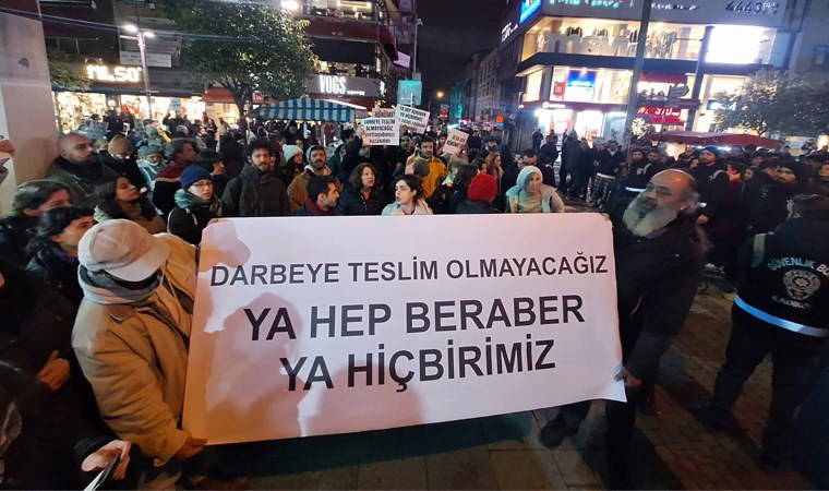 Kalabalık dakika dakika artıyor...