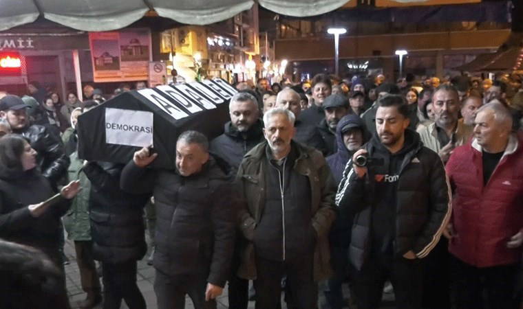 'Demokrasi' ve 'Adalet' yazılı tabut taşındı