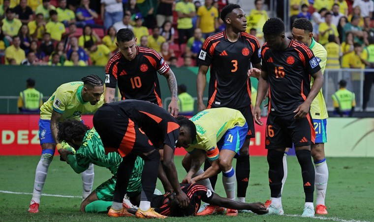 Davinson Sanchez'den korkutan sakatlık: Sahayı sedyeyle terk etti!