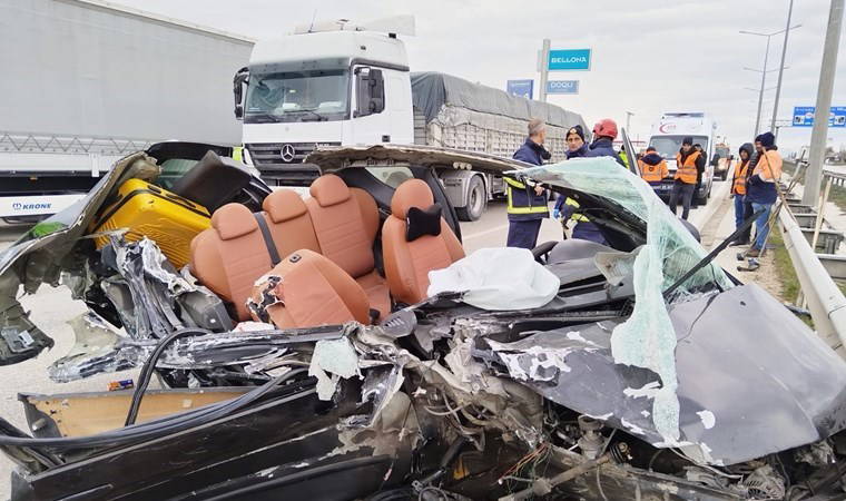 Otomobil, TIR'a ve bariyerlere çarptı: 2’si çocuk 5 yaralı