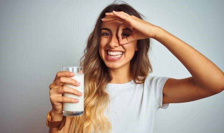 Her yudumunda sağlığınıza sağlık katıyor: Sütün sadece kemiklere değil, gözlere de faydası var