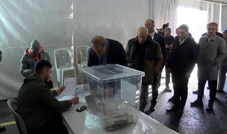 CHP'liler ön seçim için oy kullanmaya başladı