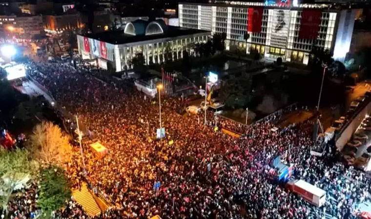 Binlerce yurttaş Saraçhane'de toplandı: İBB binası önünde Gençliğe Hitabe okundu