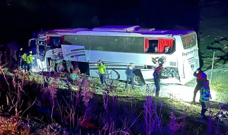 Feci kaza... Aydın'da yolcu otobüsü bariyere çarptı: 1 ölü, 26 yaralı